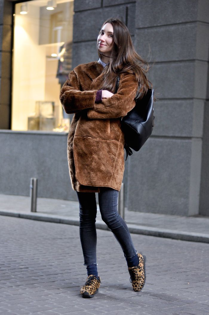 Leopard print sneakers na may fur coat