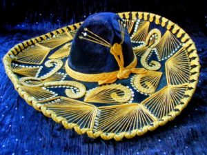 Sombrero azul com fios dourados