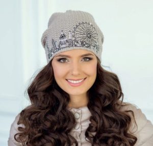 Decoration of a knitted hat with rhinestones