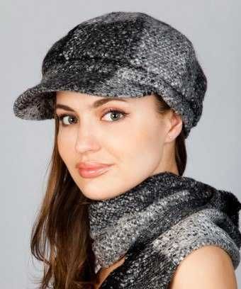 Gorra de mujer gris y negra.