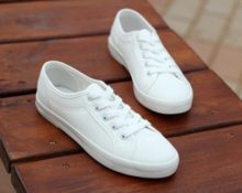 what to wear with white sneakers