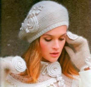 Beret with applique