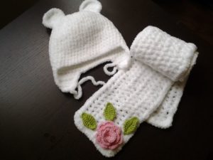 chapeau en fil de peluche au crochet