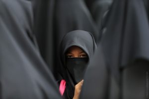 cô gái mặc burqa