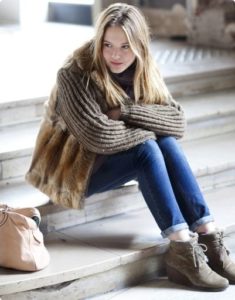 chica con botas de cuña