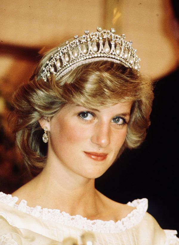 Princesa Diana usando uma tiara em seu casamento