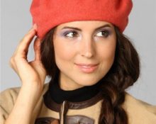 cucire un cappello da donna con un motivo a drappeggio