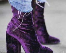 lila Stiefel und Jeans