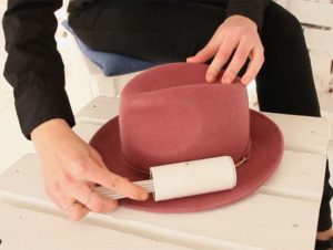 nettoyer un chapeau avec un rouleau