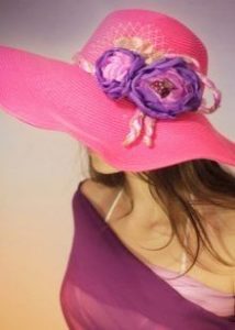 Fiori su un cappello rosa