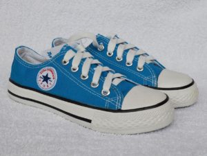 Blaue Turnschuhe