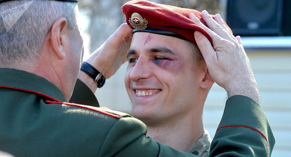 presentatie van een kastanjebruine baret