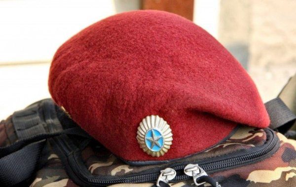 nakasuot ng maroon beret