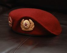 beret merah marun