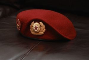 beret merah marun