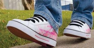 sneakers op wielen met jeans