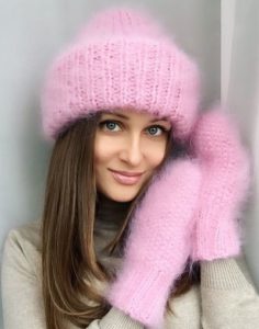 Set rosa tenue composto da cappello e guanti realizzati in mohair