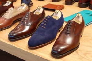 Diferentes colores de zapatos Oxford para hombre.