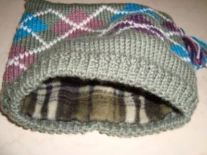 come cucire una fodera su un cappello lavorato a maglia