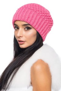 ragazza con un cappello rosa