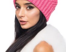 ragazza con un cappello rosa