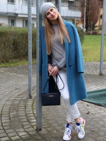 chapeau gris avec manteau bleu