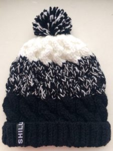 Trefärgad hatt med pompom