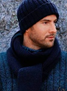 Gorro de hombre con solapa.