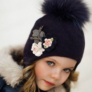 Gorro infantil negro con orejas.