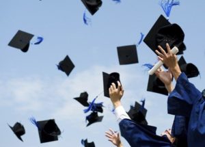 los estudiantes lanzan sus gorras con borlas