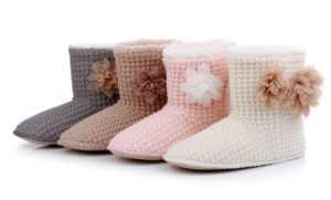 Varias botas ugg de punto para niños.