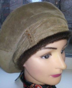 suede beret sa isang mannequin