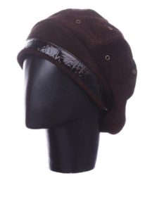 beret suede pada tempat kosong