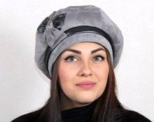 fille dans un béret en daim gris