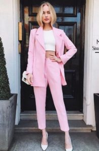 Traje rosa con pantalón cropped