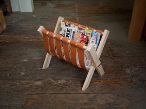 Coffee table o kawili-wiling mini-stool na gawa sa leather strips