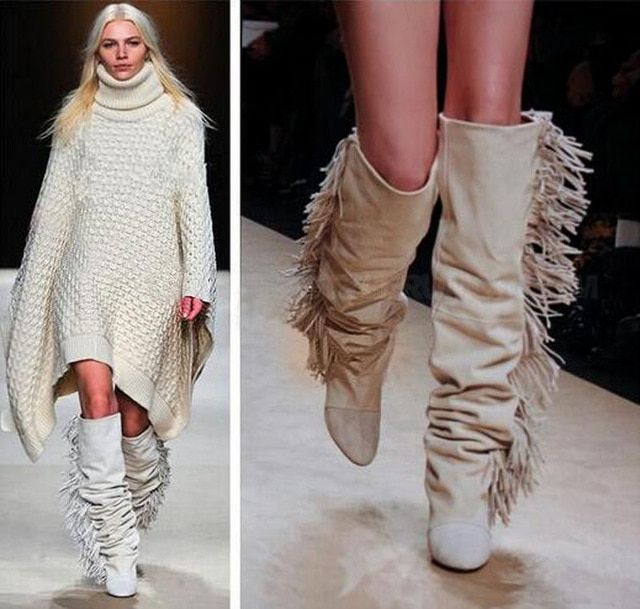 Botas blancas con flecos.