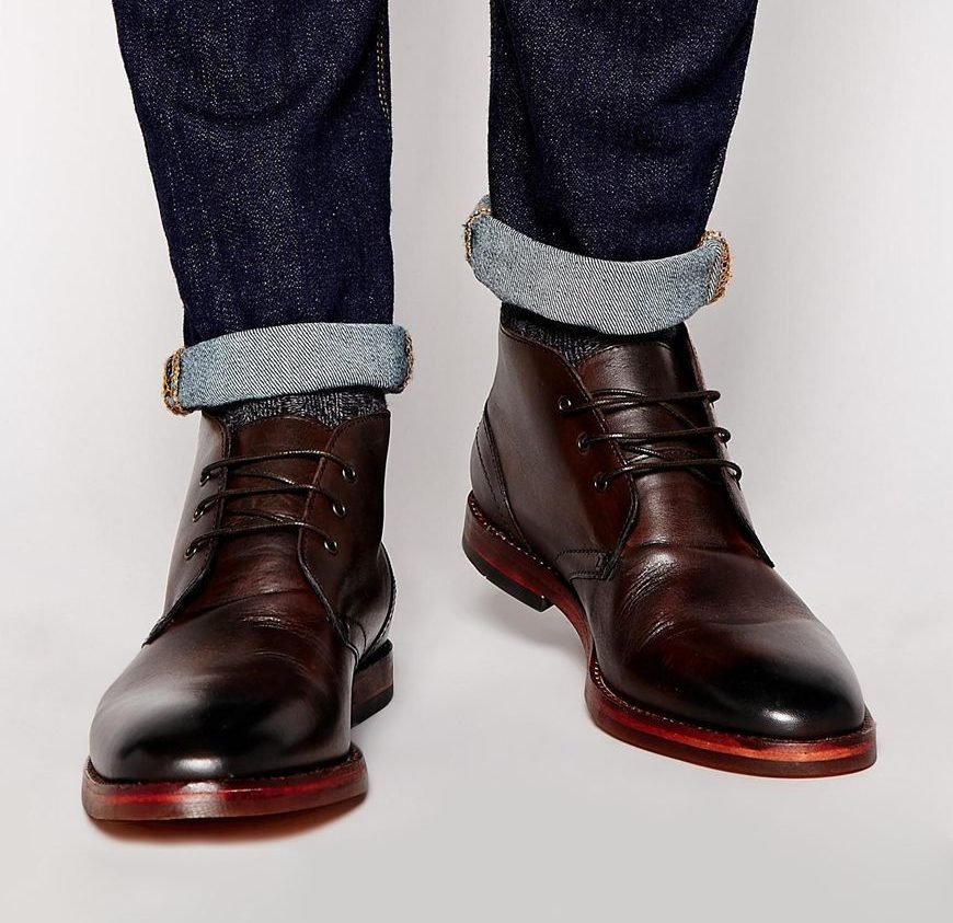 Naka-istilong chocolate chukka boots