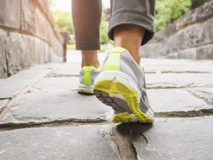 pronation en marchant avec des baskets