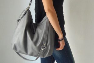 bolso hobo gris