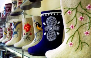 botas de fieltro con decoración