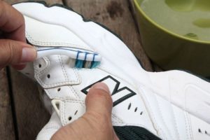 Pulisci le scarpe da ginnastica con uno spazzolino da denti