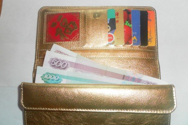 Golden wallet arrangement of banknotes