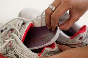 Do not wear the insoles of sneakers