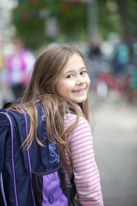 fille avec un sac à dos