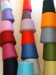 What threads are suitable for a knitting machine?