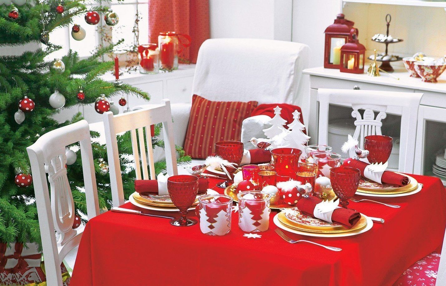 Mesa de año nuevo con mantel rojo.