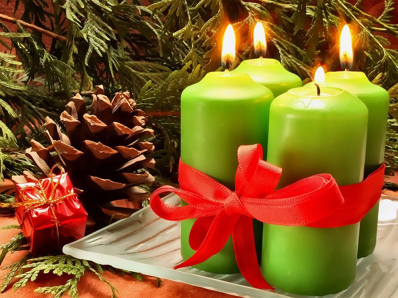 Velas verdes para el Año Nuevo cerca del árbol de Navidad.