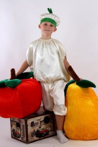 DIY garlic costume for a boy