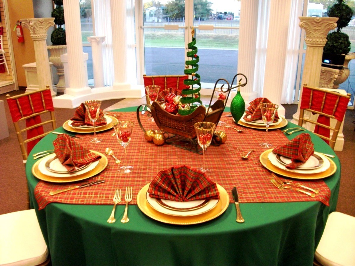 Mesa de año nuevo roja y verde.